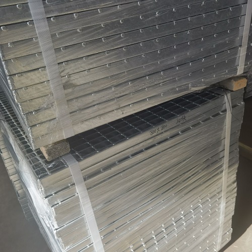 化工廠(chǎng)鋼格柵防腐蝕方案：應(yīng)對(duì)強(qiáng)酸堿環(huán)境的選型策略