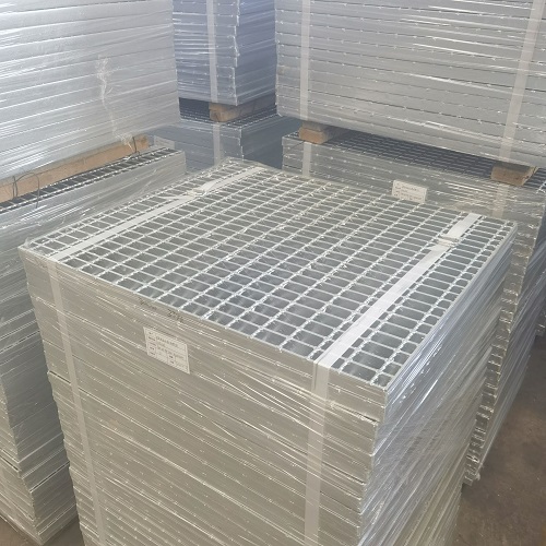 化工廠(chǎng)鋼格柵防腐蝕方案：應(yīng)對(duì)強(qiáng)酸堿環(huán)境的選型策略