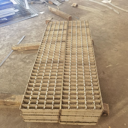 養(yǎng)殖場(chǎng)所鋼格柵：防堵塞與防腐蝕的設(shè)計(jì)方案