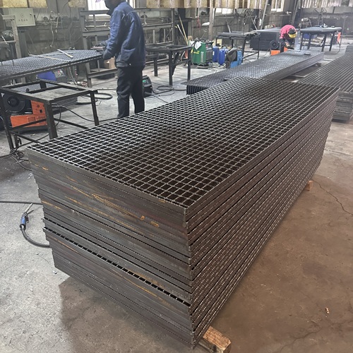 鋼格板踩空風(fēng)險(xiǎn)防滑設(shè)計(jì)方案來幫忙