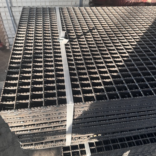 鋼格板踩空風(fēng)險(xiǎn)防滑設(shè)計(jì)方案來幫忙